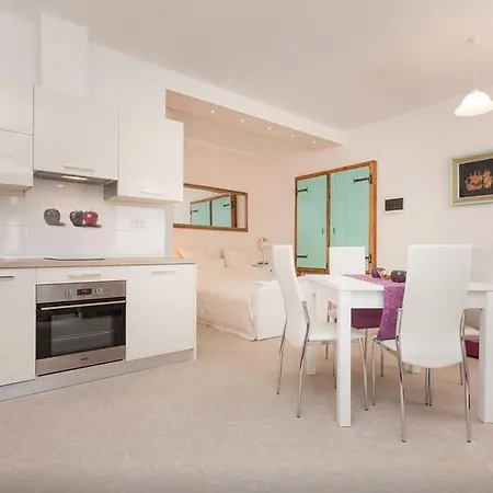 Stella Apartment *